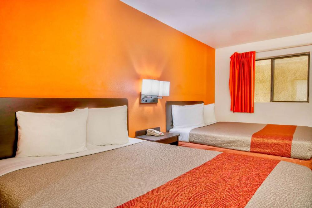 Queen Room with Two Queen Beds - Non-Smoking interior